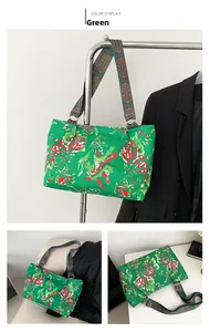 Dettaglio della grande borsa tote in nylon verde con motivi di draghi cinesi e fiori etnici