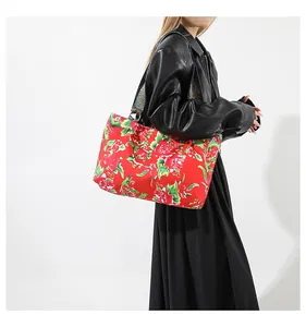 Detailansicht der großen Nylon-Einkaufstasche mit Blumenmuster und gewebtem Riemen