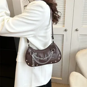 Sac bandoulière marron foncé motif crocodile avec chaînes argentées et rivets