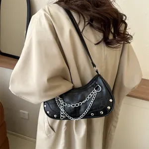 Sac demi-lune noir texture crocodile avec chaîne argentée et détails de rivets stylés