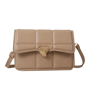 Borsa a tracolla trapuntata color cammello chiaro con chiusura a cuore oro
