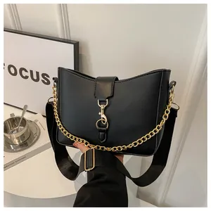 Vue détaillée du sac noir avec chaîne dorée et large bandoulière en tissu