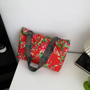 Ethno-Shopper-Tasche mit rotem Pfingstrosenmuster und gewebten Schultergurten