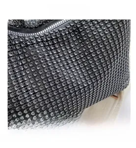 Detailansicht der dunkelgrauen Strasssteine an der Handtasche mit Silberreißverschluss