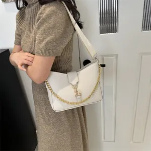 Sac bandoulière blanc design français avec chaîne dorée et large bandoulière