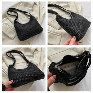 Detailansicht der schwarzen Strass-Tasche mit Silberreißverschluss und Innenraum