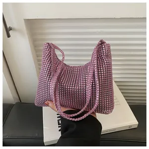 Detailansicht der rosa Strass-Netzhandtasche mit funkelnden Doppelgriffen in Nahaufnahme