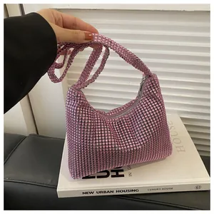 Detailansicht der rosa Strass-Tasche mit funkelnden Kristallen und silbernem Verschluss