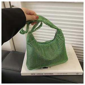 Detailaufnahme der grünen Strass-Netz-Hobo-Tasche mit funkelnden Kristallen und Kette