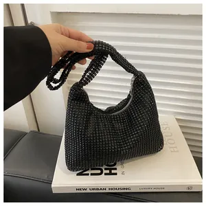 Detailaufnahme der schwarzen Strass-Schultertasche mit silbernem Reißverschluss und Glanz