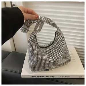 Detailaufnahme der silbernen Glitzer-Handtasche mit Strasssteinen und Kettengurt