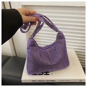 Detailansicht der lila Hobo-Tasche mit Strasssteinen und silbernem Reißverschluss