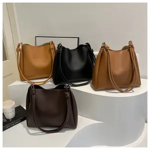 Détail montrant des sacs fourre-tout en cuir mat de haute qualité en quatre couleurs