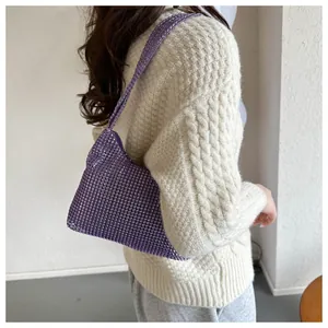 Detailansicht der lila Strass-Hobo-Bag mit passendem Schulterriemen für Damen