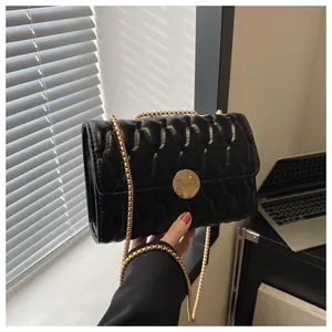 Details der Wellensteppung an der schwarzen Kunstledertasche mit goldener Kette