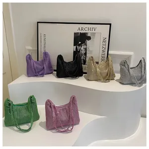 Gruppenanzeige von glitzernden Strass-Hobo-Taschen in sechs Farben auf weißen Stufen