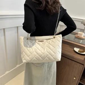 Beige gesteppte Umhängetasche mit Kettenriemen und Rautenmuster für Damen im Alltag