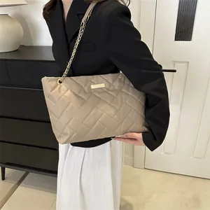 Khaki gesteppte Shopper Tasche mit goldener Kette für Damen, minimalistische Schultertasche