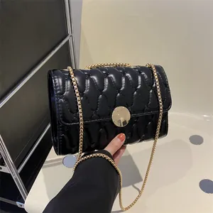 Damen Gesteppte PU Leder Kette Umhängetasche Wellen Matelassé Kleine Quadratische Tasche Mit Goldenem Rundem Metallschloss