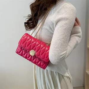 Elegante rosarote Stepptasche mit goldener Kette und goldenem Metallverschluss für Damen