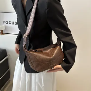 Borsa a tracolla retrò marrone scuro in pelle cerata con ampia tracolla in tessuto