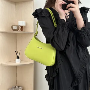 Borsa a spalla alla moda in ecopelle verde neon con fibbia dorata e tracolla con nodo