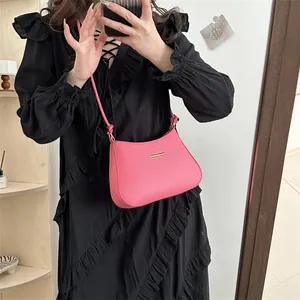 Borsa hobo rosa vivace in ecopelle con finiture dorate e tracolla sottile
