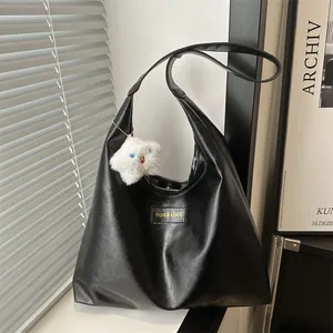 Bolso Tote de Gran Capacidad para Mujer Cuero PU Moda Simple Estilo Coreano Bolso de Hombro para Axila Con Colgante de Peluche Bolso de Mano