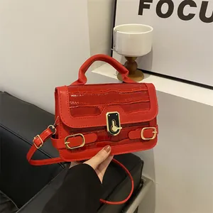Damen Mode Krokodilmuster PU Leder Handtasche Gold Metallschloss Umhängetasche Kleine Quadratische Satchel Mit Pelzball Anhänger Schultertasche
