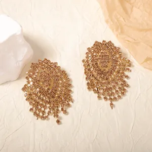 Orecchini a nappa dorati con strass champagne in un lussuoso design floreale unico