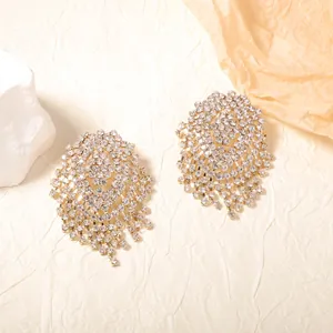 Eleganti orecchini geometrici dorati con nappe e cristalli pavé per abiti da sera
