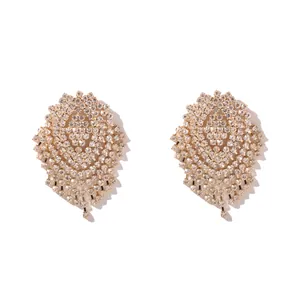 Dettaglio di orecchini geometrici in lega con pavé di strass e nappe stratificate
