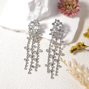 Boucles d'oreilles élégantes cascade argentée avec strass scintillants pour femme