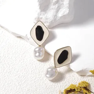 Pendientes geométricos de esmalte con elegantes perlas barrocas de imitación