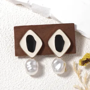 Pendientes geométricos elegantes con esmalte negro y perlas barrocas para mujer