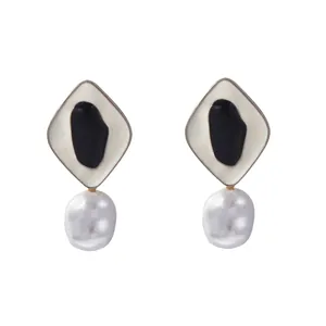 Pendientes vintage geométricos de esmalte con perlas barrocas en forma de rombo minimalista