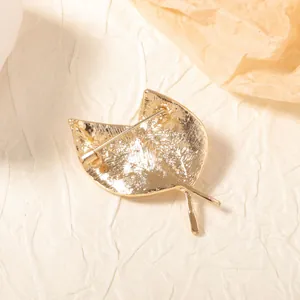 Broche élégante en forme de feuille dorée avec perle, vue détaillée de l'épingle arrière