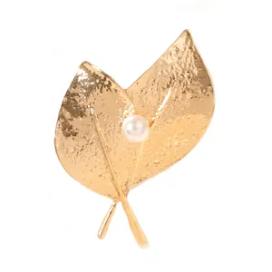 Élégante broche en forme de feuille dorée avec textures et perle d'imitation blanche
