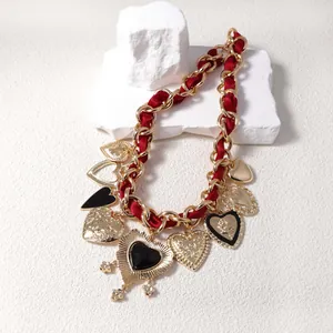 Einzigartige goldene dicke Kette mit rotem Band und Vintage-Herzanhängern für Damen
