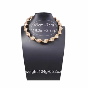 Dettaglio della collana a spirale dorata con dimensioni 49cm di lunghezza e 1,4cm di larghezza