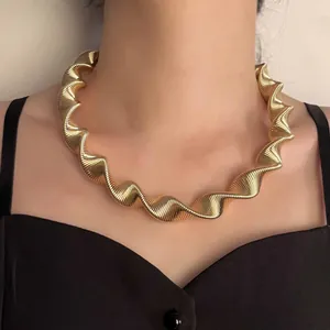 Collana girocollo a spirale dorata da donna con design metallico punk strutturato
