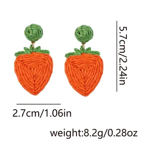 Detailoverzicht van geweven raffia aardbeioorringen met afmetingen en gewicht