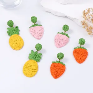 Handgemaakte geweven raffia oorbellen met aardbei- en ananasfruitpatronen