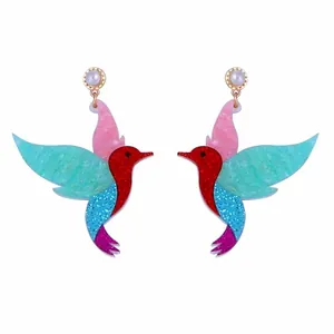 Boucles d'oreilles colibri colorées en acrylique pailleté avec détails de perles fines
