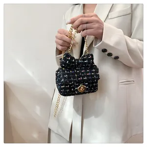 Details der Tweed-Umhängetasche für Mädchen mit Schleifendekor und Goldkette