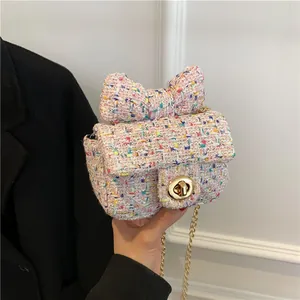 Süße Tweed-Umhängetasche für Mädchen mit Schleifendekor und goldener Kettenriemen