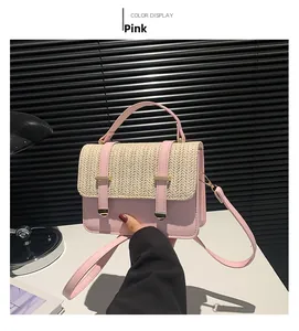 Détail du sac en similicuir rose avec rabat en paille tressée et boucles dorées