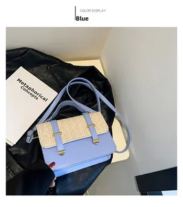 Vue détaillée de la texture paille et du cuir bleu contrasté du sac à main