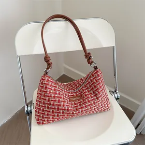 Elegante borsa a tracolla in tweed rosso e bianco con cinturino in pelle e catenella