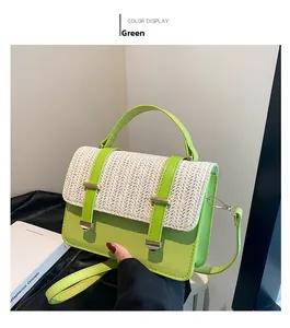 Détail du sac bandoulière vert avec rabat tissé crème et boucles dorées